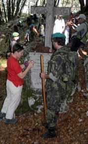 Zde bylo historie Je lepší žít jeden den jako lev Skáčeme po kamenech doslova jako kamzíci. Stoupáme na Doss Alto. Dole pod námi zůstává Gardské jezero.