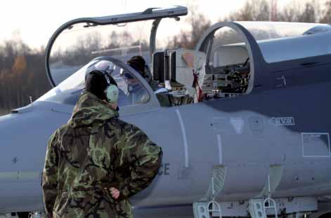 Vedoucí QRA provede identifikaci narušitelů a stanovenými pokyny dává pilotům L-159 na vědomí, aby ho neprodleně následovali na určené letiště.