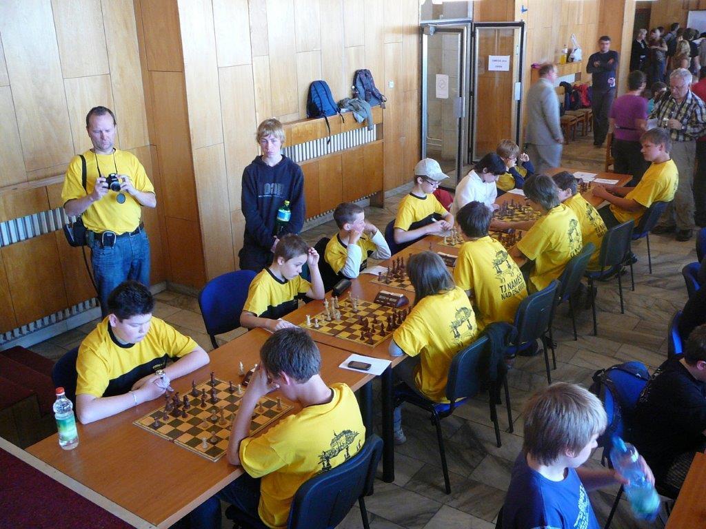 218) Náměšť krůček od medaile! Ve dnech 28. -29. května 2011 se v Seči u Chrudimi uskutečnil již 49. ročník šachového MČR družstev starších žáků do 15 let.