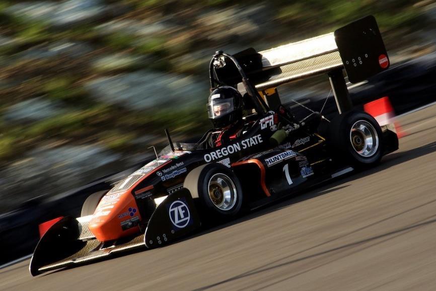 Obrázek 2: GFR11c, monopost amerického týmu Global Formula Racing, který zapříčinil návrat přítlačných křídel do Formule Student, rok 2011 [13] Pravidla platící do roku 2015 byla v jistých ohledech