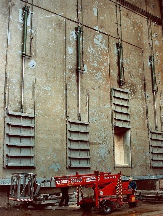 1 Pohonné mechanismy stavidel Jedná se o mechanismy sloužící k rozpohybování stavidla. Lze je nalézt v provedení hydraulickém, viz Gabčíkovo vodní dílo obr. 1.