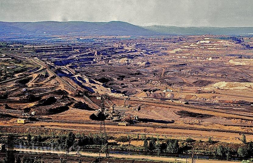 Obrázek 4: Lom Ležáky v 90. letech. [3] 3.1.1 Geologické poměry Velká mělká pánev, která vznikla v období terciéru, přesahuje na jihovýchodu tok řeky Ohře a na severozápadu Krušné hory.