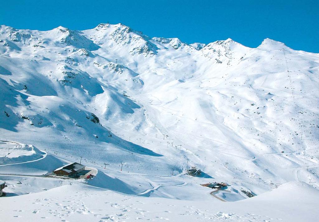 sjezdovky, cca 400 m od nákupního centra. Apartmány AP4*** (2 místnosti, 30 33 m 2 ) v obývací části 2 osoby, oddělená dvoulůžková ložnice, koupelna (vana s vířivkou), WC, balkon event. terasa.