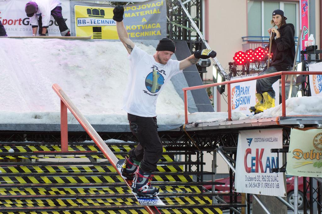 U této disciplíny je organizace závodu a způsob hodnocení jezdců stejný jako u freestylové disciplíny slopestyle.