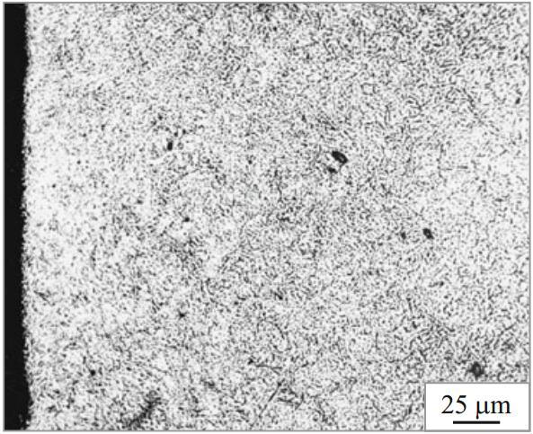 Obr. 11: Optimální struktura povrchové vrstvy po cementaci oceli 19 CrNi 8 (20Kh2N4A). [12] 4.2.8.1. Tendence při vývoji cementačních ocelí a) oceli jemnozrnné, mikrolegované Ti, V, Nb, Al nebo Mo, umožňují cementaci bez podchlazení b) oceli s vyšším obsahem uhlíku (0,25 0,4 % C).