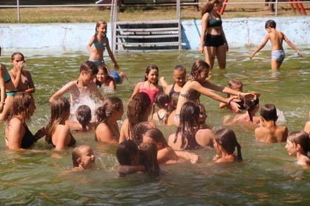 Miluj mě, jak mě miluješ Dnes se akčnímu komandu spolu s Majdou podařilo zorganizovat vskutku královskou koupačku v naší hasičské nádrži.