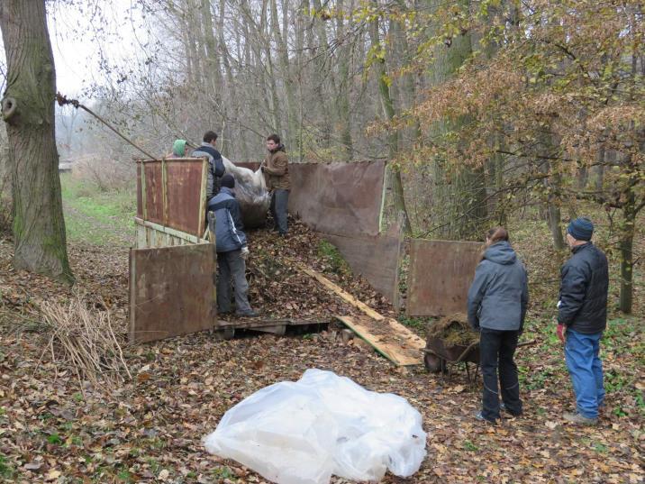 hlavní silnicí. Do práce se zapojilo sedm členů TOM 3511 Vltavský paprsek a za nepříznivého počasí bylo za tři hodiny vše hotovo. BRIGÁDA V sobotu 26.
