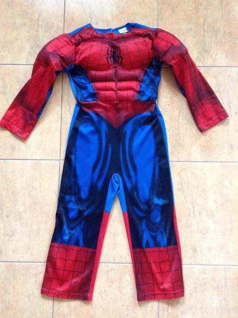 108. Kostým SPIDERMAN 4-6 let Délka: 94 cm (od rozkroku dolů 40cm) Šířka: hrudník 37 cm (pas 30 cm) Délka