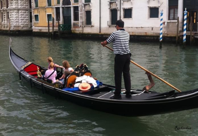 Gondola Dalším známým dopravním prostředkem je Gondola, která je určena spíše pro vyhlídkovou romantickou jízdu ve dvou nebo s rodinou a nikoli pro normální dopravu.