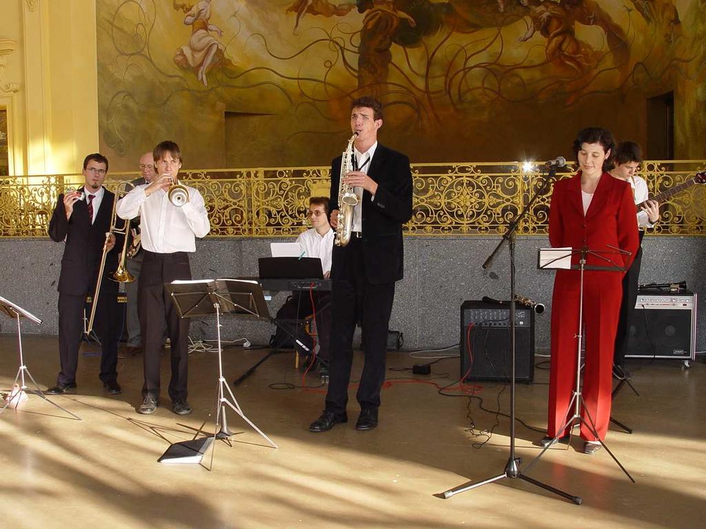 Program: dopoledne prohlídka školy s kulturním programem a občerstvením odpoledne Happening studentů v parku pod kolonádou o koncert Gyml Bandu na kolonádě o Zpívající fontána k výročí Gymnázia o