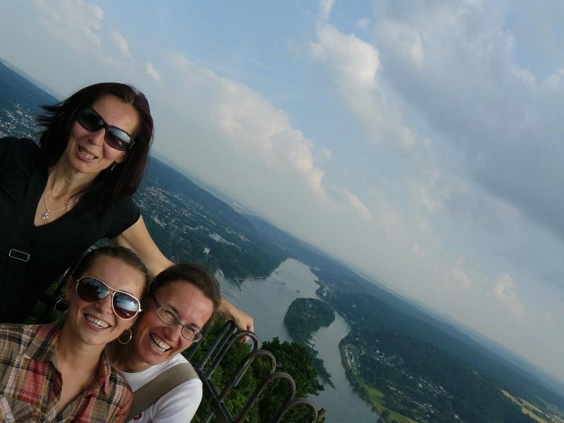 Blára Rýn 2010, zleva doprava: primy L a R na břehu Rýna v Biebrichu u RWpamětní desky; prima R a Mistr RW na Rýně;
