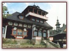 Okres Vsetín Areál Pusteven, tvořený Starou hospodou, Pustevnou, Libušínem, Maměnkou a zvonicí, je cenným komplexem roubené architektury, postavené podle návrhu architekta Dušana Jurkoviče z r.