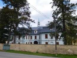 2.4.18 Zámek Buková u Příbramě Trojkřídlý patrový zámek byl postaven v letech 1751 až 1764 v