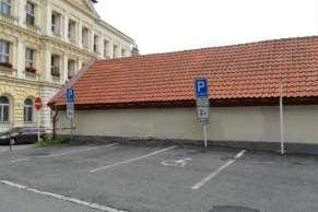 Parkování Zaparkování je možné na parkovištích kolem zámku.