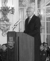 strana 16 kvûten 2005 Pozvání na PraÏsk hrad V rámci leto ního 60. výroãí osvobození byli bývalí vûzàové pozváni i na PraÏský hrad.