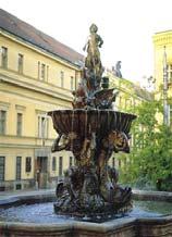 Olomouc náměstí se sloupem Nejsvětější trojice Popisk Herkulova kašna Kašna Trifonů Olomouc, horní