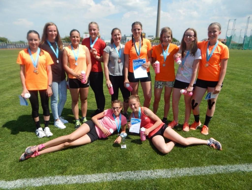 Družstvo starších žákyň: zleva Věra Podrábská, Kateřina Marková, Sára Strnadová, Klára Pospíšilová, Amálie