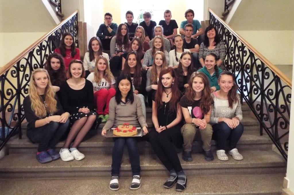Carrot (s dortem) a se svou třídou a třídní učitelkou na schodech GVM. Vážení pedagogové, milí studenti, 3 ráda bych se s vámi podělila o krátký příběh, který se nazývá Cesta ven.