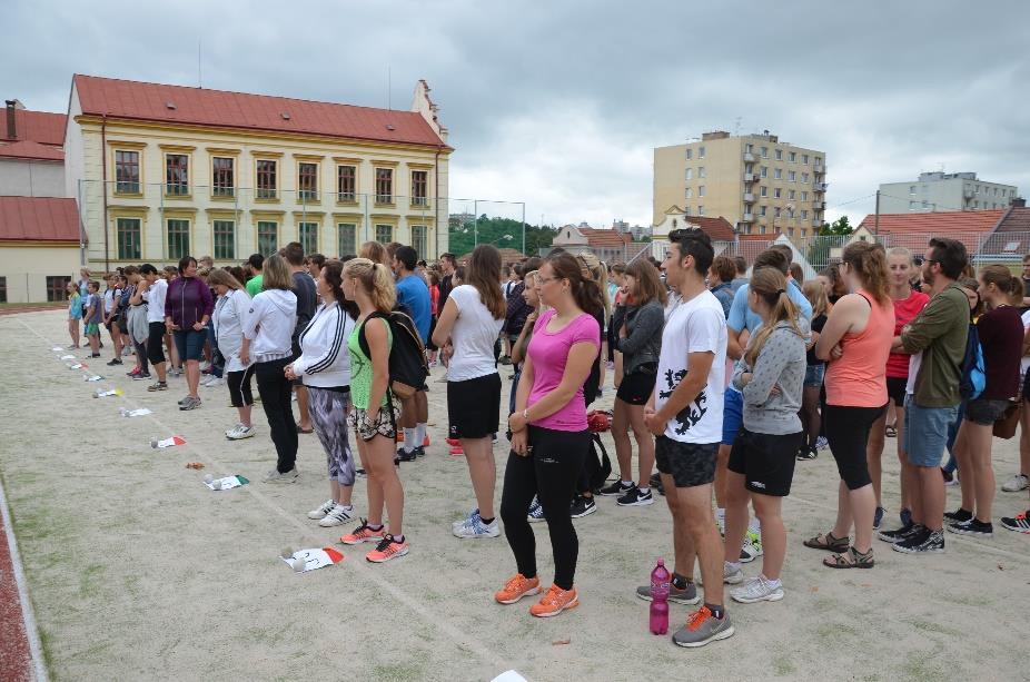 Nástup učitelů a žáků na