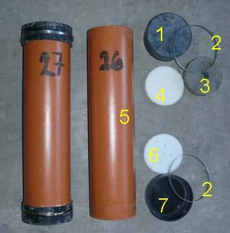 2.2.1 Popis nádoby na modelové siláže 1. horní pryžové víko s ventilkem pro odvod plynů vznikajících při fermentaci 2. těsnící páska (horního, spodního) víka 3. závaží 4. horní plné plastové víčko 5.