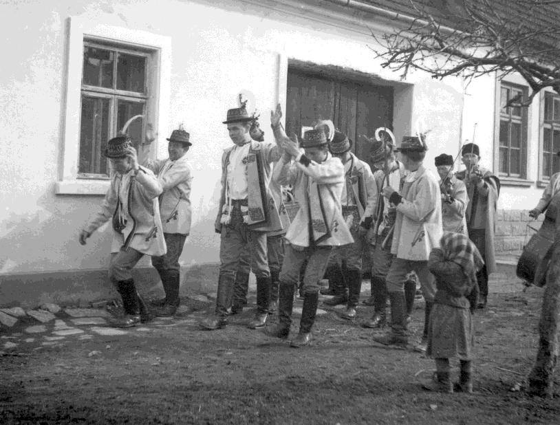 Z mužských sólových tanců to jsou tance do skoku, verbuňk a odzemek. Zmínit existenci všech tří je velmi důležité, protože mají spoustu společných rysů, např.