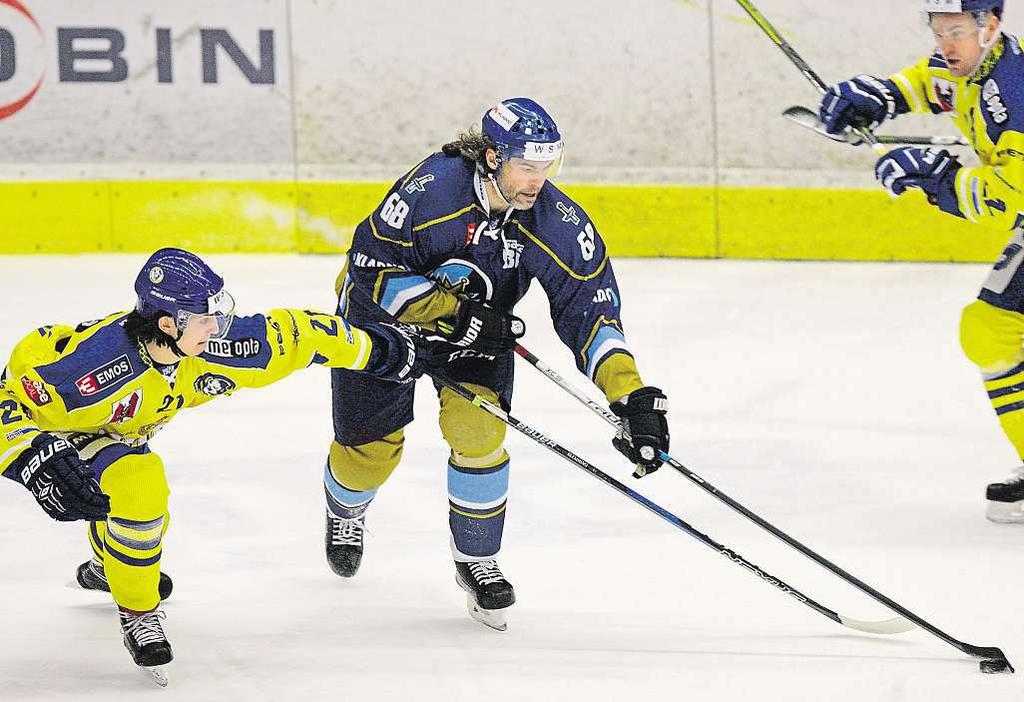 Přerovsko a Hranicko 16. února 2018 39 Jágrsepoklonil Přerovu: Kloboukdolů, hrál výborně Jaromír Jágr se proplétá mezi protihráči z Přerova.