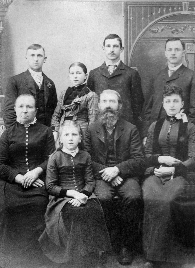 Stojící zleva Adolf, Julia, Anton, Austin, sedící zleva matka Anna, Emma, otec Joseph, Annie. Nedatováno cca druhá polovina 80. let 19. století.