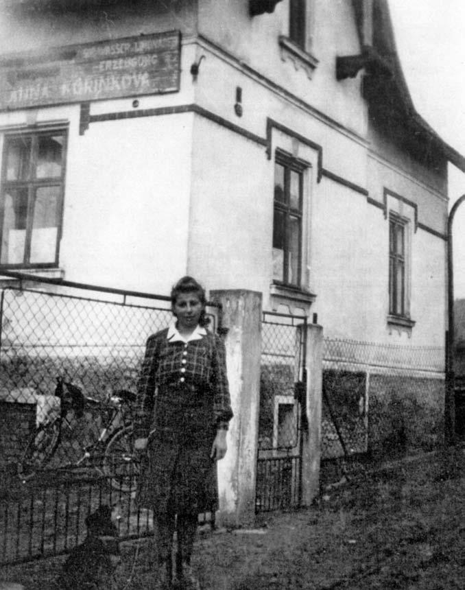 na okamžik doslova uchvátily. Děkuju děkuju pěkně ráda si u vás sednu ráda. Hůlku si opřela o roh stolu a ostýchavě povídá: Víte, přivezli mne zeť s dcerou a neřekli, kam jedeme.