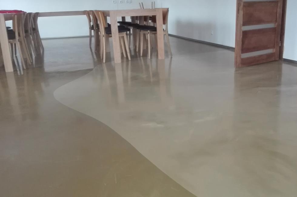 zázemí 350 m2 Rádio 