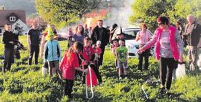 Polní cestou lemovanou rozžatými loučemi dorazil za zpěvu čarodějnických písní ke svému cíli nad Osovcem, kde již čekala připravená hranice.