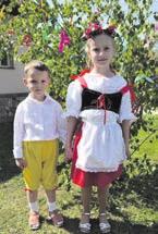 Nejvíce se ovšem vydováděly děti, které v roli malých hasičů a hasiček předvedly práci s malou stříkačkou a hadicemi.