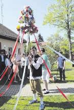 S ohledem na bezpečnost byli přítomní i profesionální hasiči, kteří do časných ranních hodin hlídali oheň. Foto + text: Marie Plecitá. Co se dělo ve ižině Májovníci. ýroba ptačích budek.