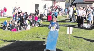Budky malí i velcí společnými silami zkompletovali, natřeli ekologickou barvou a vydali se budky umístit na ptačí stezku, aby v nich měli ptáci ještě šanci zahnízdit.