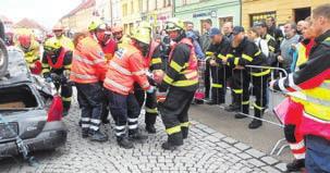 Staročeské máje Mnoho jineckých občanů se společně s obyvateli dalších obcí regionu vydali v sobotu 19. května na staročeské máje na Ohrazenici.
