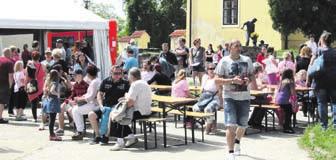 Na stojany, které jim zapůjčilo město, rozvěsili vzorek celoroční práce, který zde můžete vidět až do 8. června v pracovních dnech a úředních hodinách. ernisáž výstavy zahájil ředitel ZUŠ J.