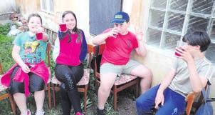 Tudíž naši žáci museli před nastupujícími a vystupujícími jednou uskakovat nalevo, podruhé napravo až do výstupu na yšehradě.