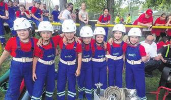 Došli jsme až k němu a ptali jsme se ho, jestli je pravda, že opravdu skočil do ltavy, protože se nám to zdálo dost nálada, kterou pomáhala udržovat trojice drábů a kecal Jakub.