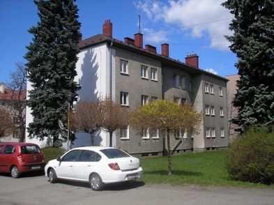č. st. 1332 s pozemky: st. 1332 včetně spoluvlastnického podílu: 6 430 / 84 018 na společných částech domu a pozemku Katastrální území: Frenštát pod Radhoštěm LV č.