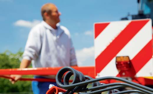 Díky tomu lépe kopírují terén pro lepší kvalitu shrnování bez kontaminace půdou, pro ochranu porostu a pro