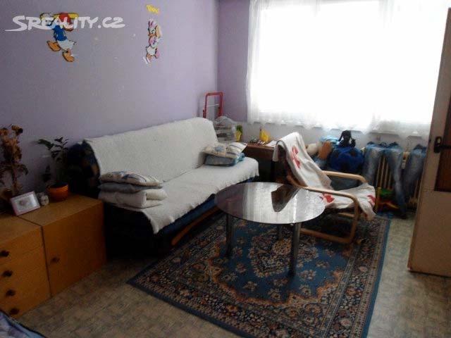 12 Nabízíme k prodeji byt 2+1 v Chlumu u Třeboně, který se nachází v panelovém zateplené domě. Byt má obývací pokoj, ložnici, kuchyň s jídelním koutem, bytové umakartové jádro.k bytu patří sklep.