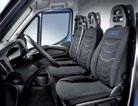 POTAHY SEDADEL KOBEREČKY STOLEK OBLOŽENÍ ZAVAZADLOVÉHO PROSTORU PREMIUM BLUE LINE Originální prodyšná látka z mikrovlákna, ozdobená logem IVECO a modrými vsadkami.