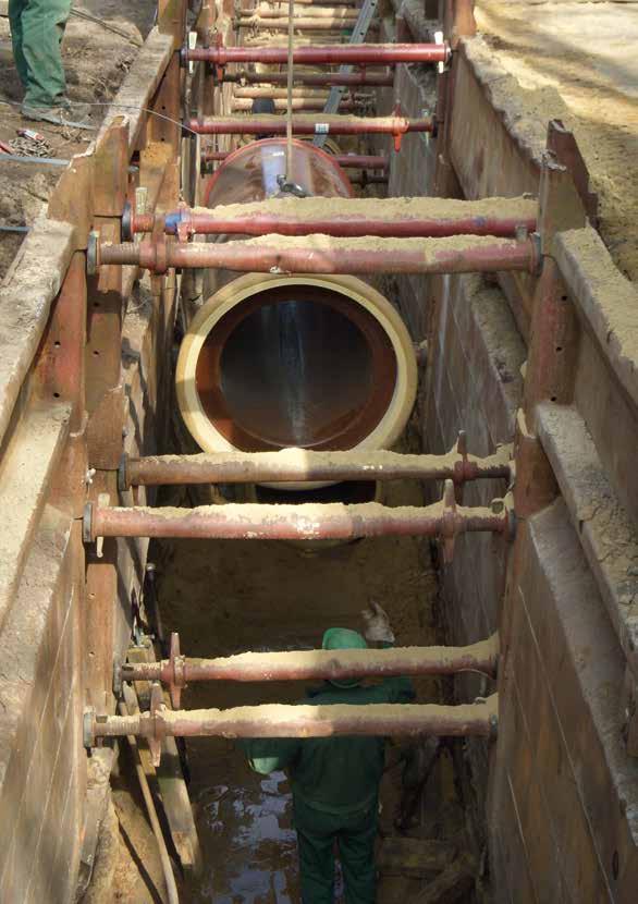 HRDLOVÉ TROUBY STAVBA RUBRIK Návod na stavbu dle EN 295 a ZP WN 295. Stavba odpadních kanálů a potrubí je regulována evropskou normou EN 1610 Provádění stok a kanalizačních přípojek a jejich zkoušení.