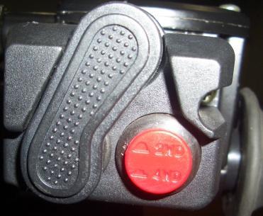 LCD displej LH400 EFI (Euro 4) LH500 EFI (Euro 4) 1. Kontrolka zařazeného neutrálu 1. Kontrolka zařazeného neutrálu 2. Kontrolka dálkových světel 2. Kontrolka dálkových světel 3. Kontrolka blikačů 3.