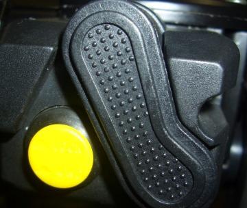 Počítadlo najetých motohodin 11. Kontrolka pohonu 2WD/4WD 12. Palivoměr 13. Kontrolka EFI 14. Kontrolka zadního diferenciálu A: přepínání km/ míle B: přepínání hodiny / vzdálenost 7. Otáčkoměr 8./9.