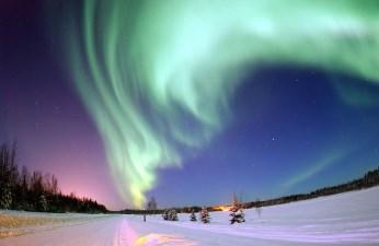 Magnetické pole Země POLÁRNÍ ZÁŘE souhrnný název pro světelné úkazy nastávající ve vysoké atmosféře (v ionosféře) ve výškách od 80 do 1000 km v oblasti