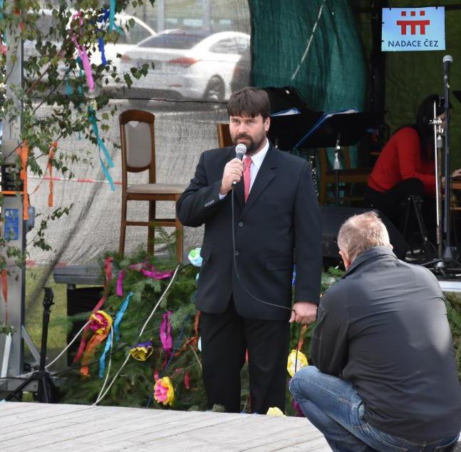 památku položením kytice k pomníku padlých. V 15.