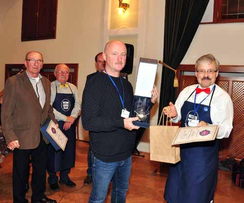 DURANCIE A DOMÁCÍ VELKOPLODÁ KRÁLOVNAMI PĚSTITELŮ Titul šampiona třetího ročníku Slováckého koštu slivovice před dvěma lety získal Josef Niesner ze Salaše se svou durancií.