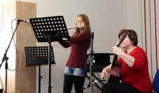 Na pódiu se v rychlém sledu střídali zpěváci i hráči na různé hudební nástroje. Sálem se nesly melodie skladeb, které byly hrány na housle, zobcové i příčné flétny, kytary, keyboard či akordeon.