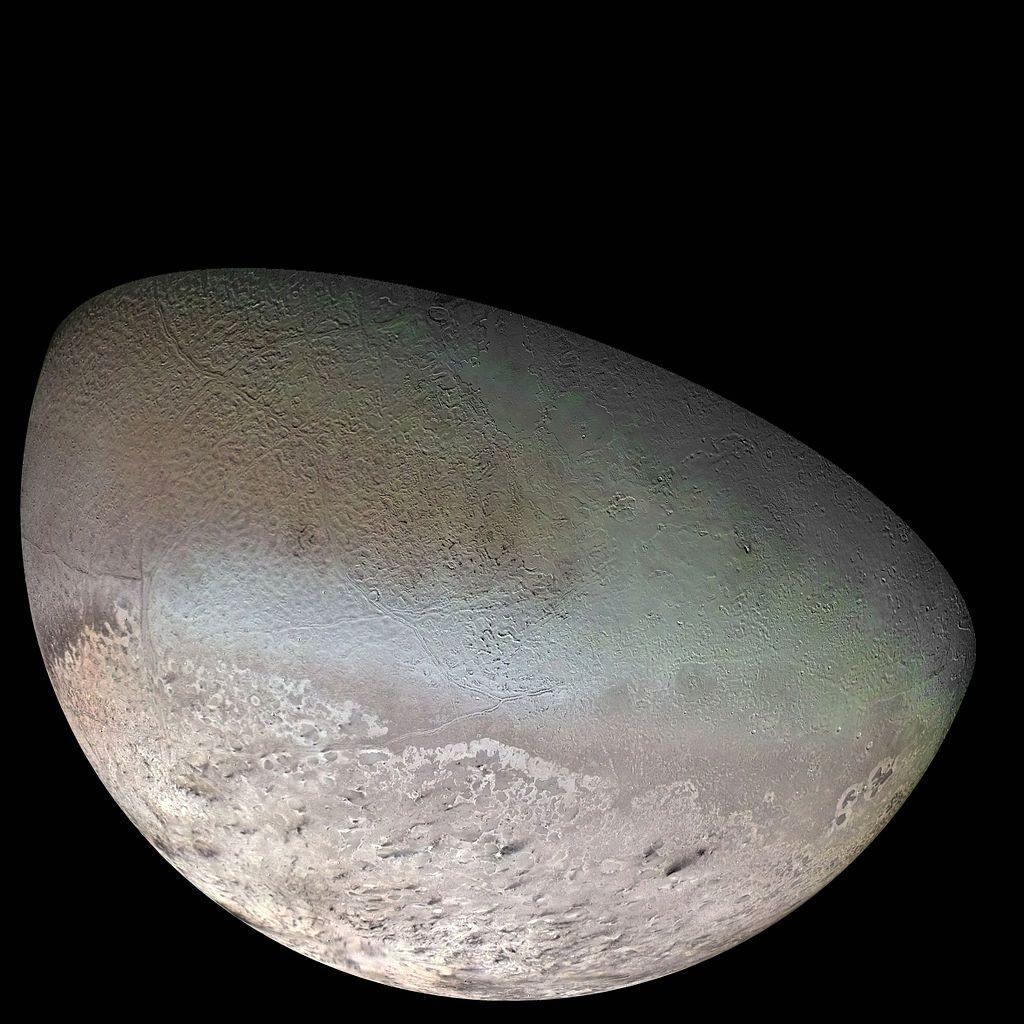 37 K. Velmi řídká opticky tenká atmosféra je složena z dusíku podobně jako zemská, při tlaku pouze 1,6 Pa. Připomínáme, že na úrovni moře u Země je tlak 1,01 10 5 Pa.