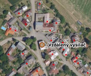 zástupcem obce umístěn na obecní budově v části obce
